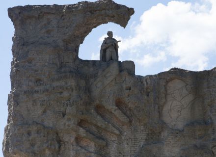 Стены-руины на Мамаевом Кургане